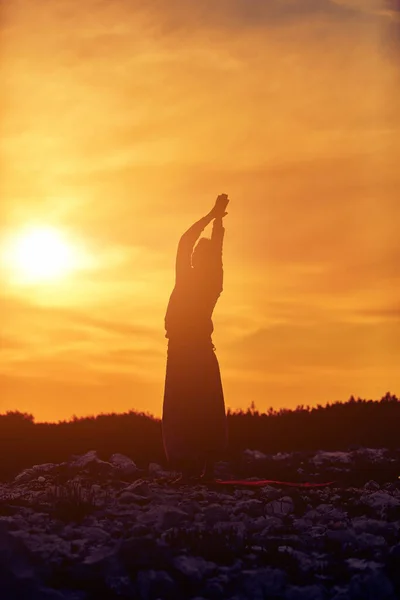 Frau Praktiziert Yoga Freien Bei Sonnenuntergang — Stockfoto