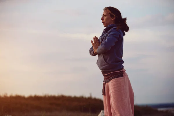 Donna Che Pratica Yoga All Aperto Tramonto Ora Dell Alba — Foto Stock