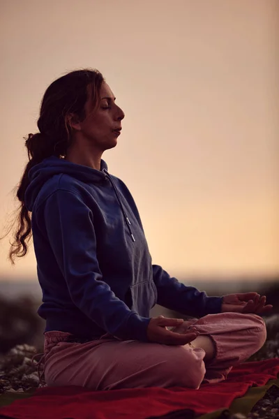 Donna Che Pratica Yoga All Aperto Tramonto Ora Dell Alba — Foto Stock