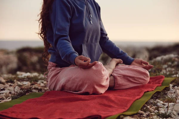 Donna Che Pratica Yoga All Aperto Tramonto Ora Dell Alba — Foto Stock