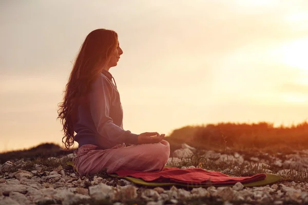 Donna Che Pratica Yoga All Aperto Tramonto Ora Dell Alba — Foto Stock