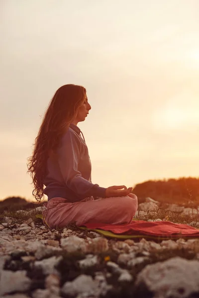 Donna Che Pratica Yoga All Aperto Tramonto Ora Dell Alba — Foto Stock