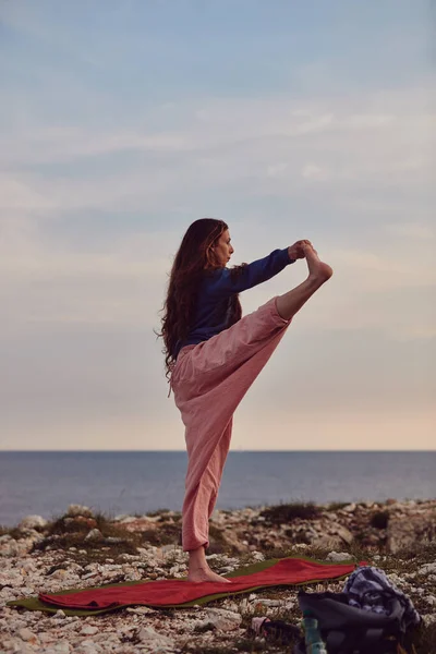 Mujer Practicando Yoga Aire Libre Atardecer Amanecer — Foto de Stock