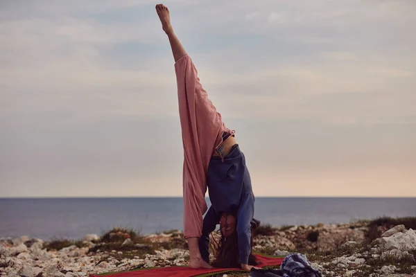 Gün Batımında Dışarıda Yoga Yapan Bir Kadın — Stok fotoğraf