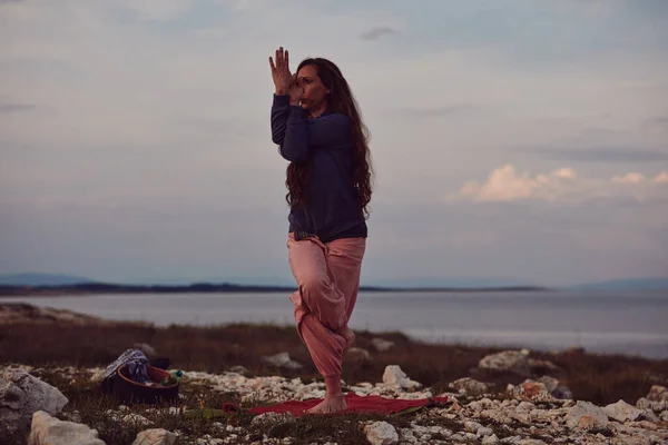 Mujer Practicando Yoga Aire Libre Atardecer Amanecer —  Fotos de Stock