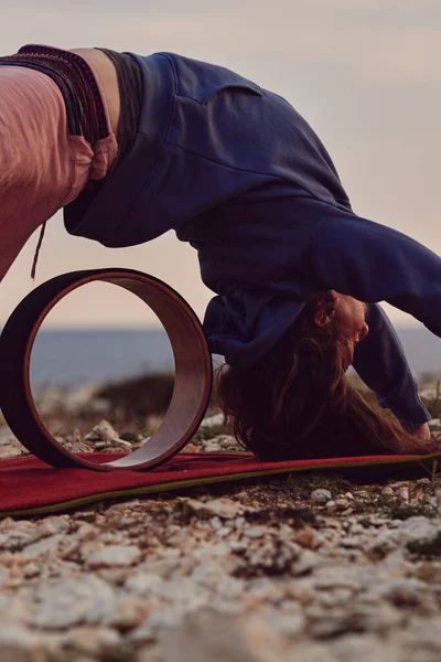 Mujer Practicando Yoga Aire Libre Atardecer Amanecer — Foto de Stock