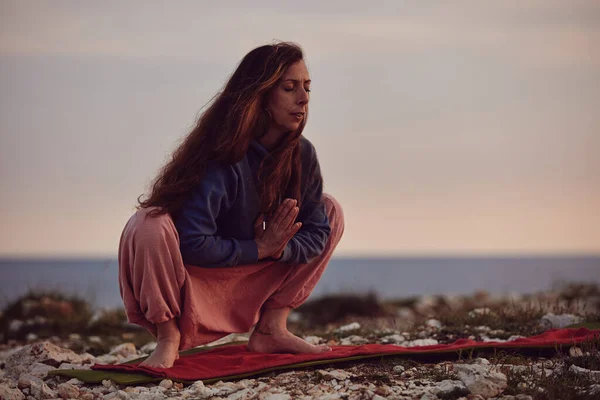 Mujer Practicando Yoga Aire Libre Atardecer Amanecer —  Fotos de Stock