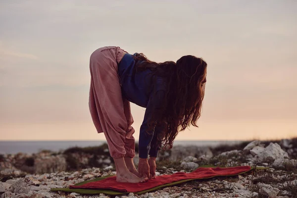 Gün Batımında Dışarıda Yoga Yapan Bir Kadın — Stok fotoğraf