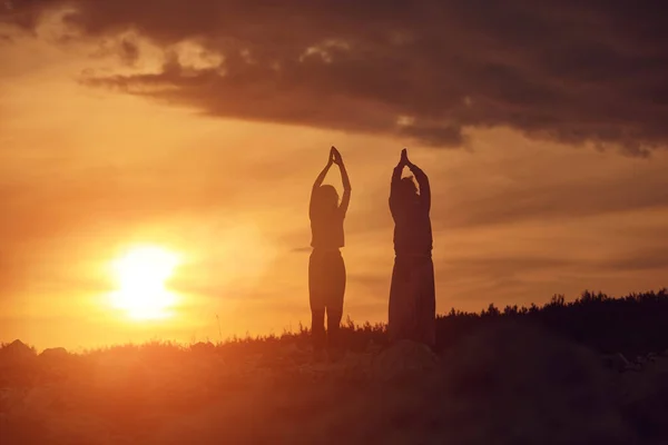 Mutter Und Tochter Praktizieren Gemeinsam Yoga Der Natur Bei Sonnenaufgang — Stockfoto