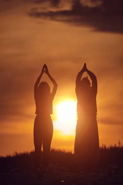 Mutter Und Tochter Praktizieren Gemeinsam Yoga Der Natur Bei Sonnenaufgang — Stockfoto
