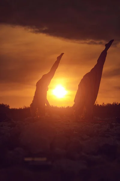 Mutter Und Tochter Praktizieren Gemeinsam Yoga Der Natur Bei Sonnenaufgang — Stockfoto