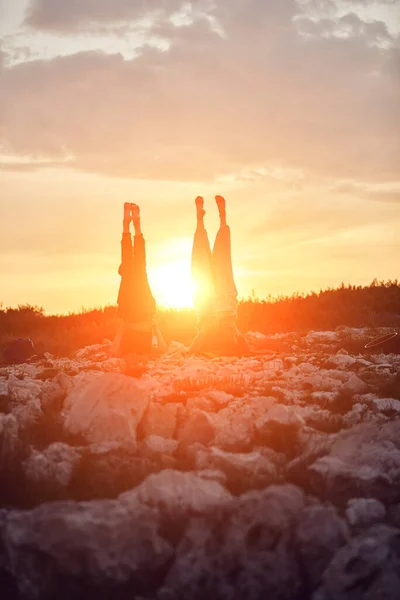 Mutter Und Tochter Praktizieren Gemeinsam Yoga Der Natur Bei Sonnenaufgang — Stockfoto