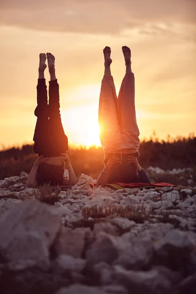 Madre Figlia Che Praticano Yoga Insieme Tramonto Ora Dell Alba — Foto Stock