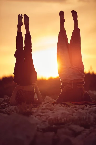 Madre Hija Practicando Yoga Juntas Atardecer Amanecer Naturaleza — Foto de Stock