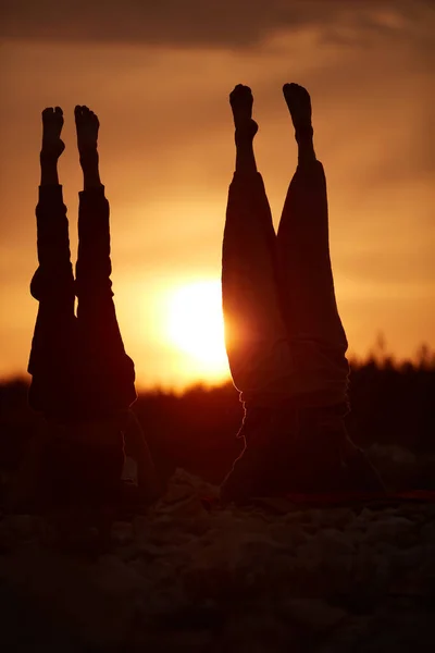 Madre Figlia Che Praticano Yoga Insieme Tramonto Ora Dell Alba — Foto Stock