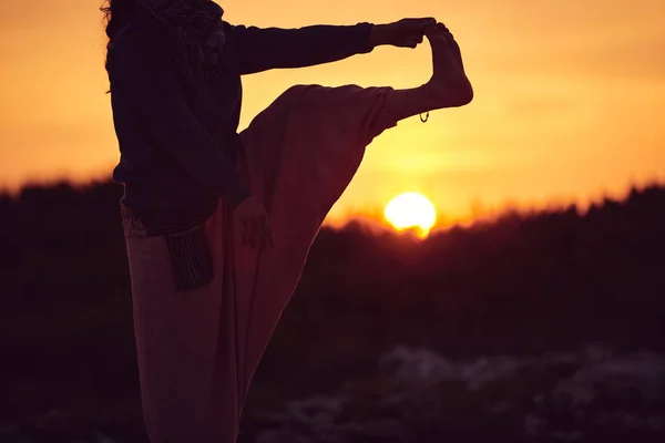 Frau Praktiziert Yoga Freien Bei Sonnenuntergang — Stockfoto