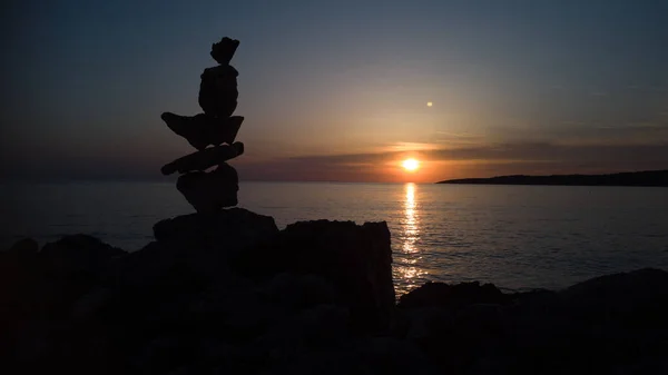 Silhouette Von Ausgewogenen Zen Steinen Strand Und Sonnenuntergang — Stockfoto
