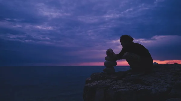 Silhouette Une Femme Équilibrant Rochers Pierres Sur Côte Océanique Coucher — Photo