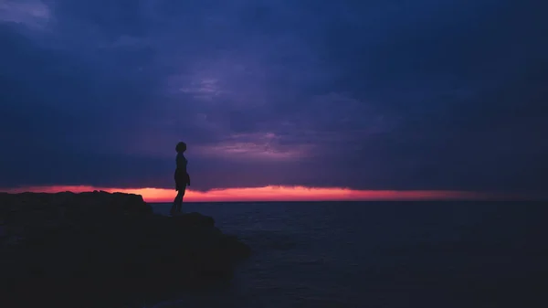 Silhouette Einer Frau Die Den Sonnenuntergang Über Dem Fernen Horizont — Stockfoto