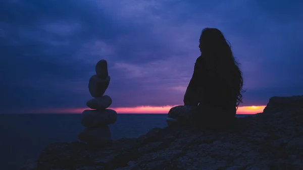 Sylwetka Kobiety Równoważącej Skały Kamienie Oceanicznym Wybrzeżu Morza Zachodzie Słońca — Zdjęcie stockowe