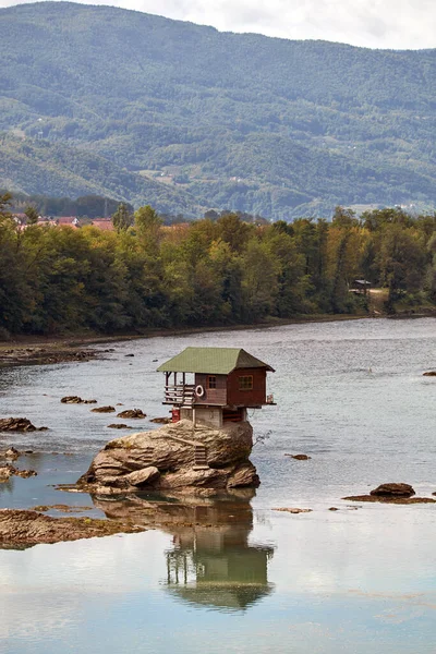 Malá Dřevěná Chata Skále Uprostřed Řeky Driny Srbsko — Stock fotografie