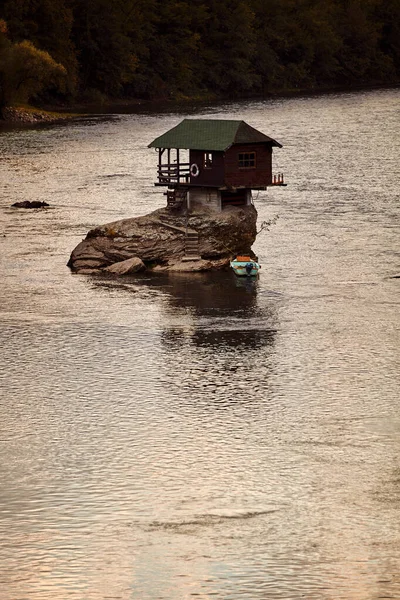 Small Wooden Cabin Rock Middle River Drina Serbia — Stock Photo, Image