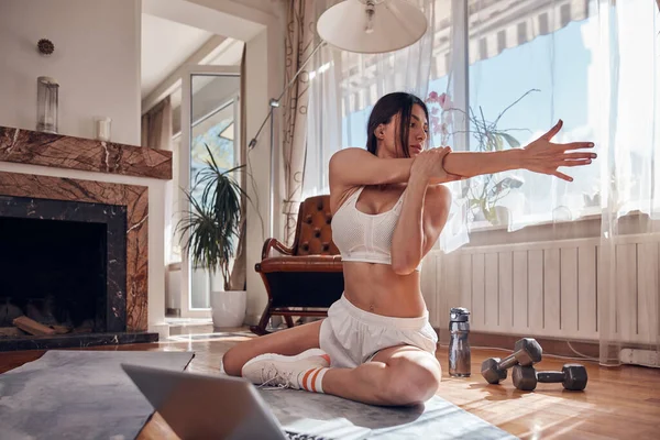 Güzel Bir Kadın Evde Egzersiz Yapıyor Esniyor Güzel Vücutlu Yetişkin — Stok fotoğraf