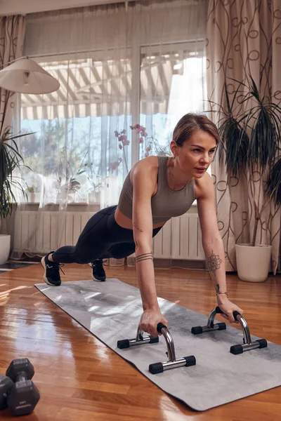 Mooie Vrouw Die Thuis Traint Volwassen Dame Met Mooi Gevormde — Stockfoto