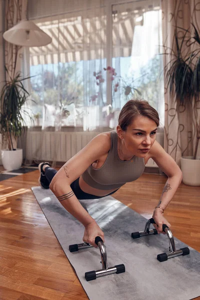 Mooie Vrouw Die Thuis Traint Volwassen Dame Met Mooi Gevormde — Stockfoto