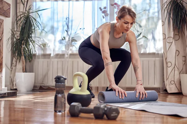 Söt Kvinna Som Tränar Hemma Vuxen Dam Med Vacker Formad — Stockfoto