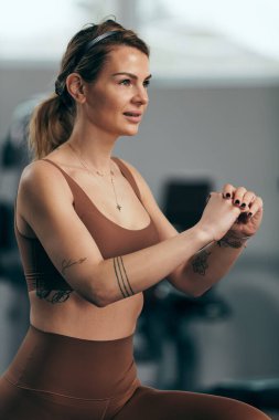 Spor salonunda çalışan güzel bir kadın. Güzel vücutlu, yetişkin, güzel, sportif bir bayan..