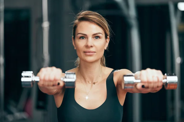 Mooie Vrouw Aan Het Trainen Een Sportschool Met Kleine Gewichten — Stockfoto