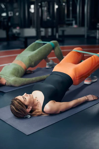 Mooie Vrouwen Die Trainen Een Sportschool Volwassen Dames Met Prachtige — Stockfoto