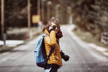 Kırsal yolun ortasında eğlenen genç bir kadın..