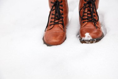 Deri çizmeli kadın kış mevsiminde doğada duruyor..