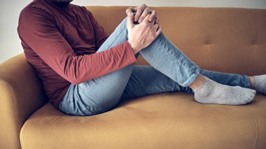 Evde dizinden yaralı bir adam var..