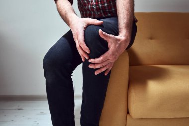 Evde dizinden yaralı bir adam var..