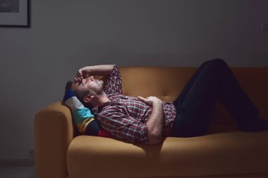 Evinde midesi ağrıyan bir adam..