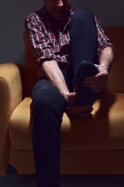 Evde ayağı yaralı bir adam var..