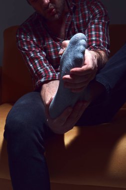 Evde ayağı yaralı bir adam var..