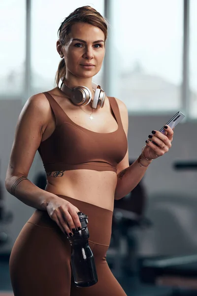 漂亮的女人在健身房锻炼 做了一个停顿 身材匀称 体态俊俏的成年漂亮女运动员 — 图库照片