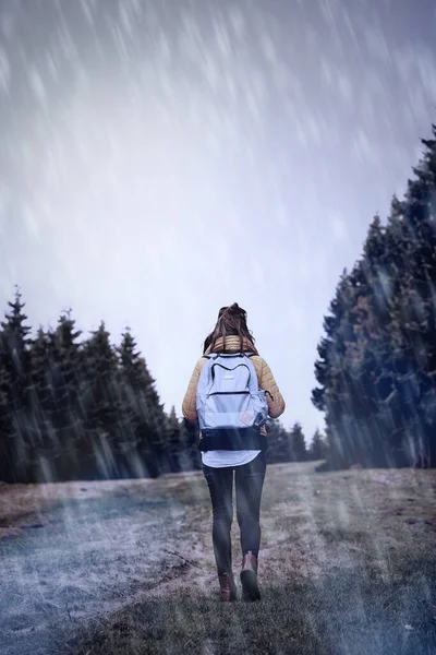 在冬季的秋天 女孩在崎岖的地形中徒步旅行 — 图库照片