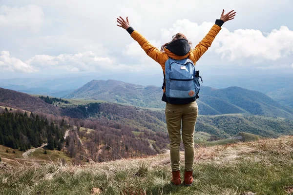 Young Woman Rucksack Arms Wide Opened Top Hilly Landscape — Stock Photo, Image