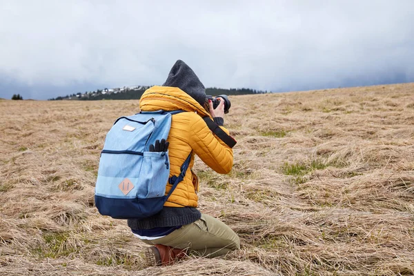 Young Woman Photographer Enjoying Nature — Stock Photo, Image