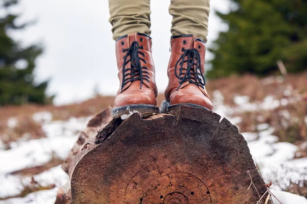 Γυναίκα Δερμάτινες Μπότες Στέκεται Στη Φύση Κατά Χειμερινή Περίοδο — Φωτογραφία Αρχείου