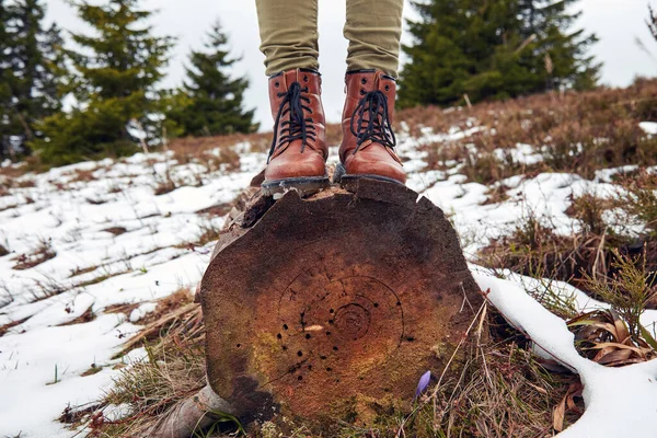 冬季穿着皮靴站在大自然中的女人 — 图库照片