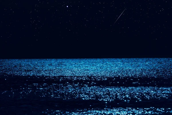 Відбиття Місячного Світла Зоряним Небом Над Океанським Горизонтом — стокове фото