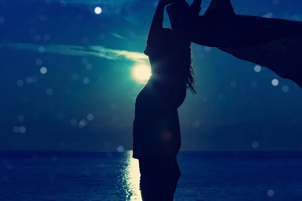 Woman Enjoying Starry Moonlit Night Ocean Waters — Stock Photo, Image