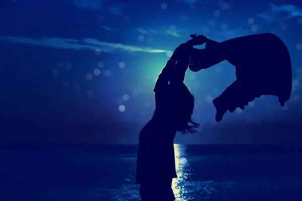 Yıldızların Altında Eğlenen Kadın Okyanus Sularının Üzerinde Işığı Olan Gece — Stok fotoğraf