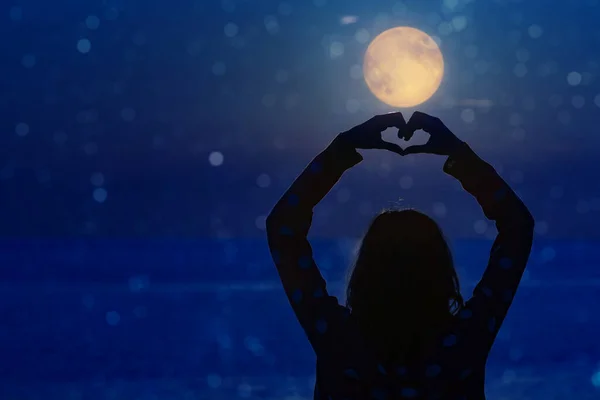Kobieta Symbolem Serca Pod Gwiazdami Księżycowa Noc Nad Wodami Oceanu — Zdjęcie stockowe